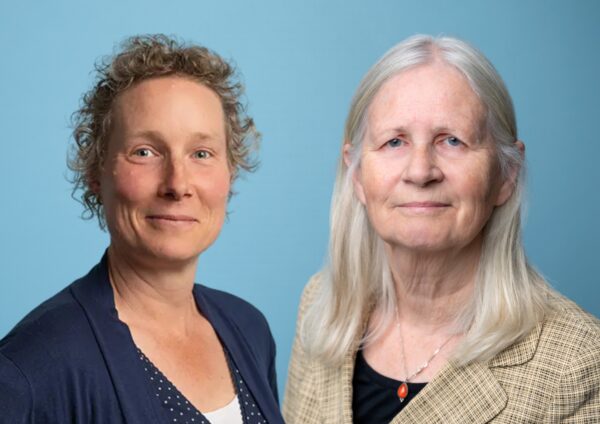 Links: Cristine Oostendorp (fondsmanager bestuursondersteuning), rechts: Regina Schoutsen (voorzitter Pensioenfonds Kappers)